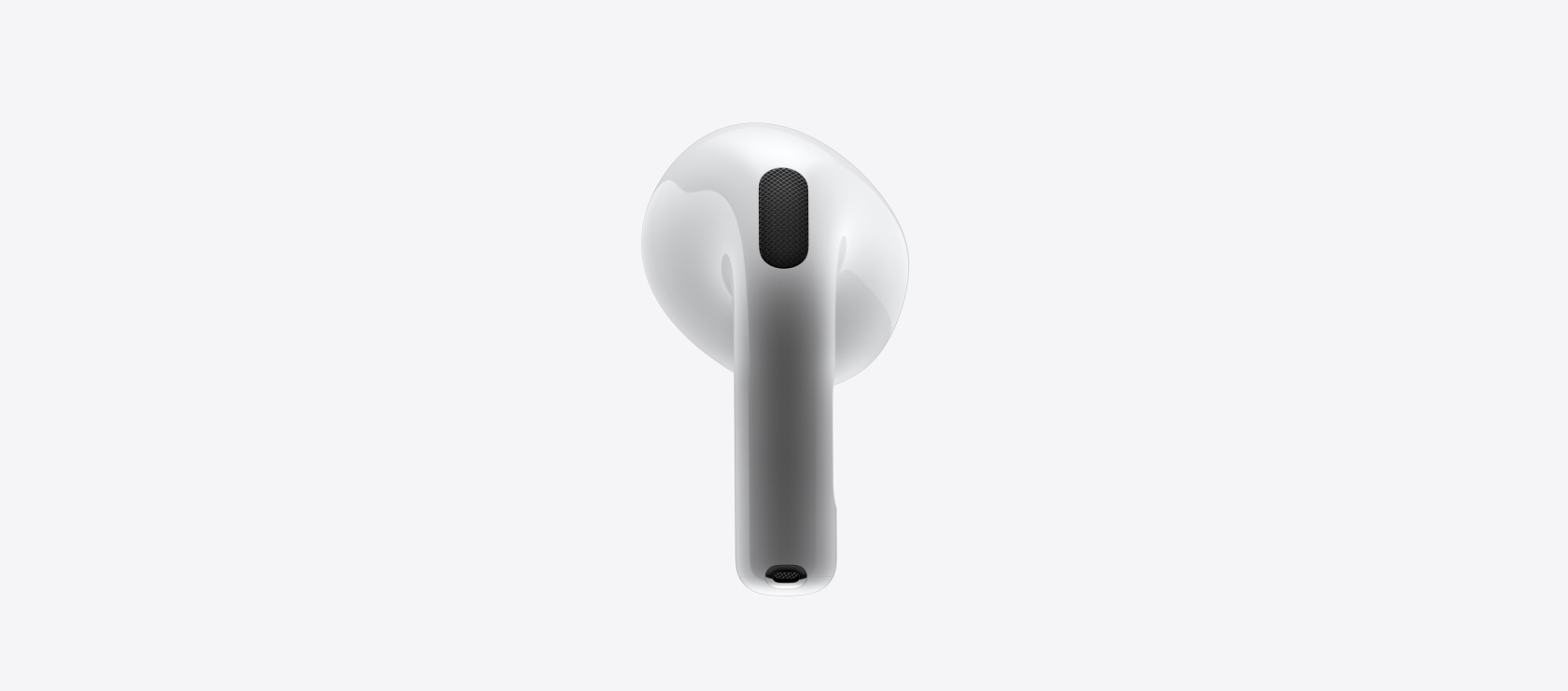 Крупным планом, вид спереди и сзади, на новые AirPods 4.